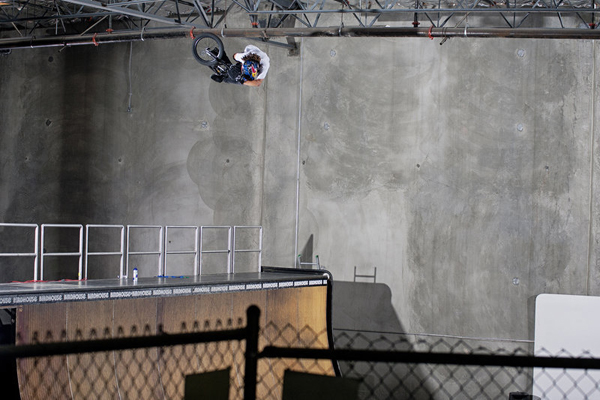 bmx-vert-rider-coco-zurita-rides-tony-hawk-s-ramp-in-california_600x