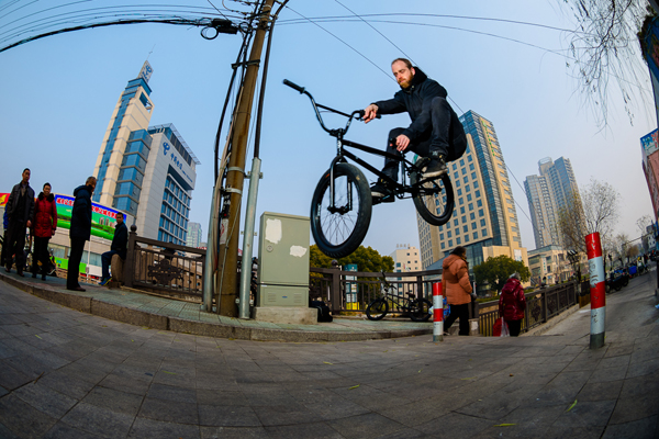 Matt-RidingShanghai_600x