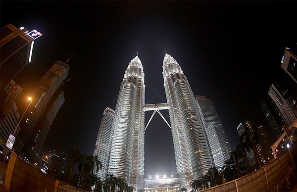 kl-petronas-night_600x