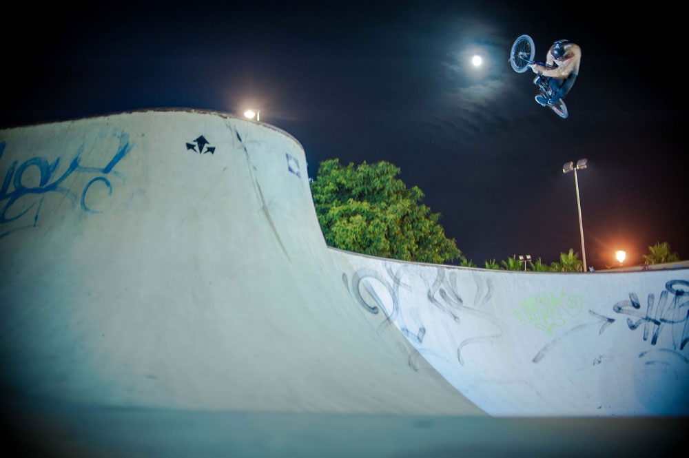 bmx-table-skatepark-night