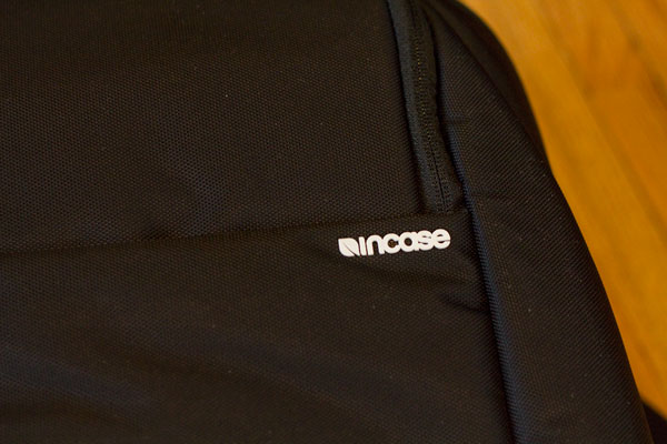 incase-dslr-pro-bag-front-logo