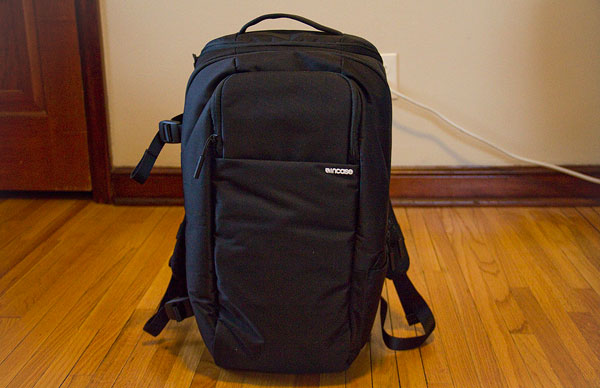 incase-dslr-pro-bag-front-standing