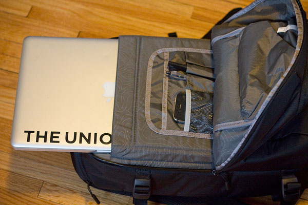 incase-dslr-pro-bag-laptop-pouch