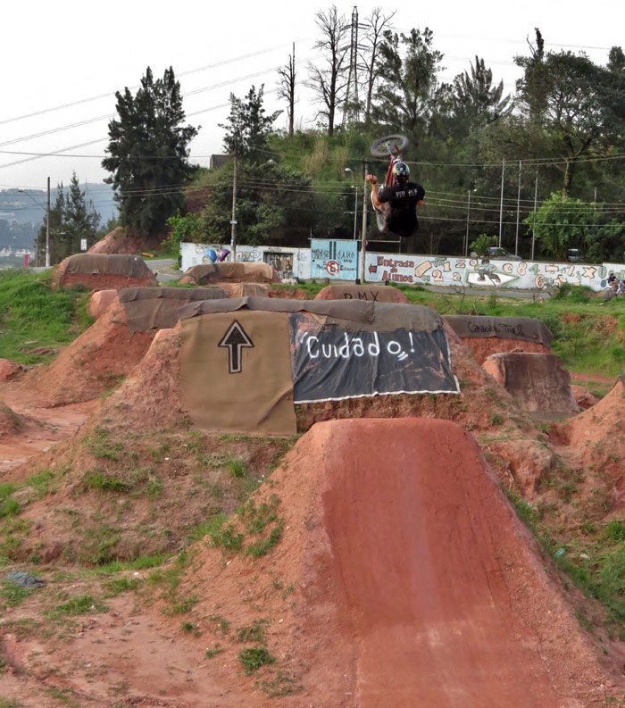 leandro-moreira-caracas-trails-bmx-backflip-barspin