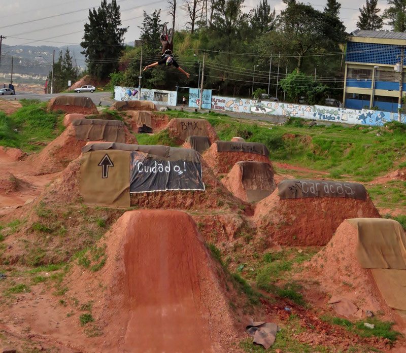 leandro-moreira-caracas-trails-bmx-backflip-no-hander