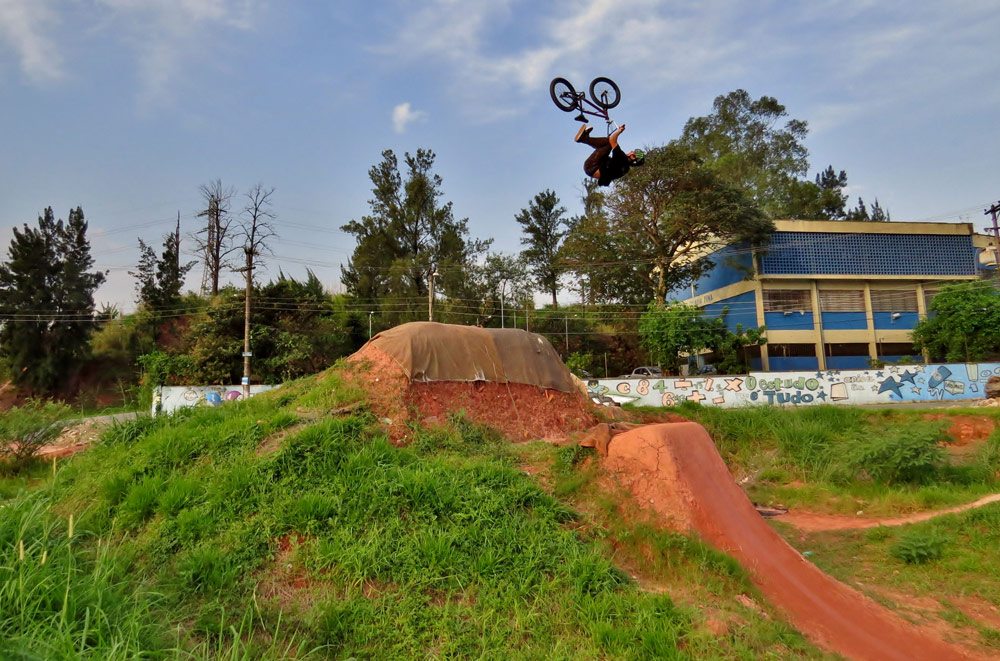 leandro-moreira-caracas-trails-bmx-backflip-tailwhip