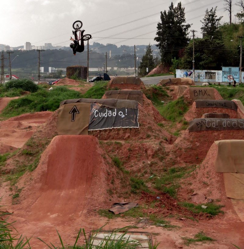 leandro-moreira-caracas-trails-bmx-backflip-turndown