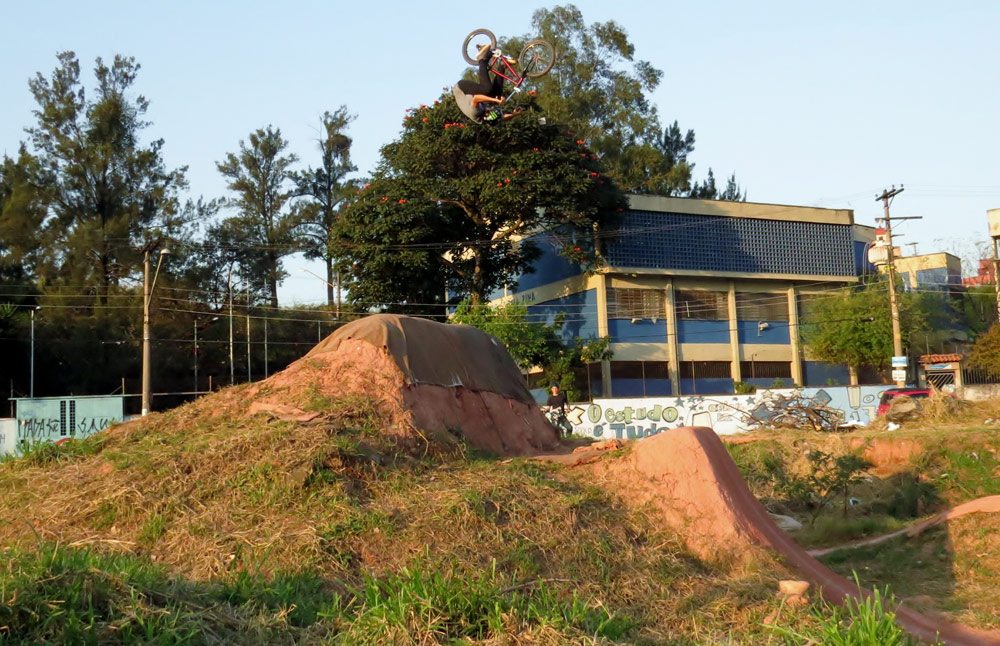 leandro-moreira-caracas-trails-bmx-frontflip