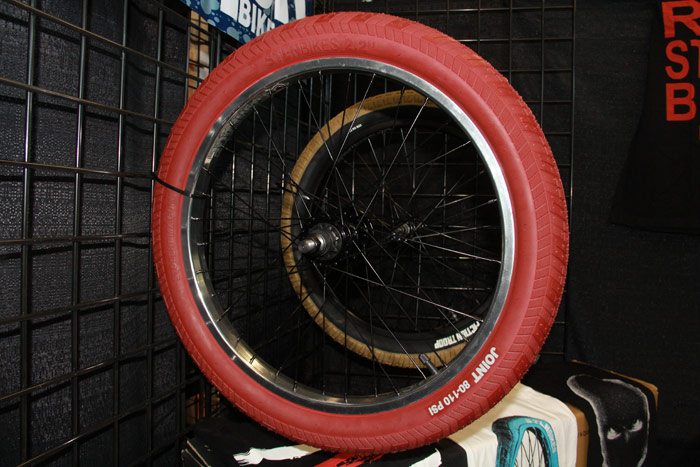 frostbike-2016-stolen-bmx-joint-tire-red