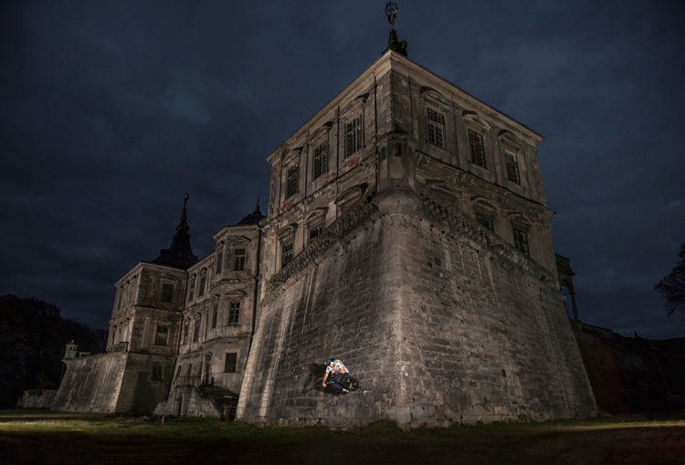 red-bull-vasya-lukyanenko-ukraine-castle-wallride