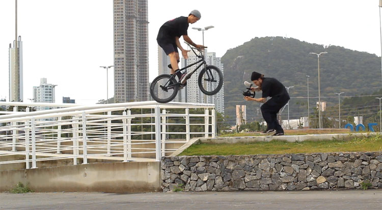 Daniel Alves and Felipe Manerim Santa Catarina BMX video